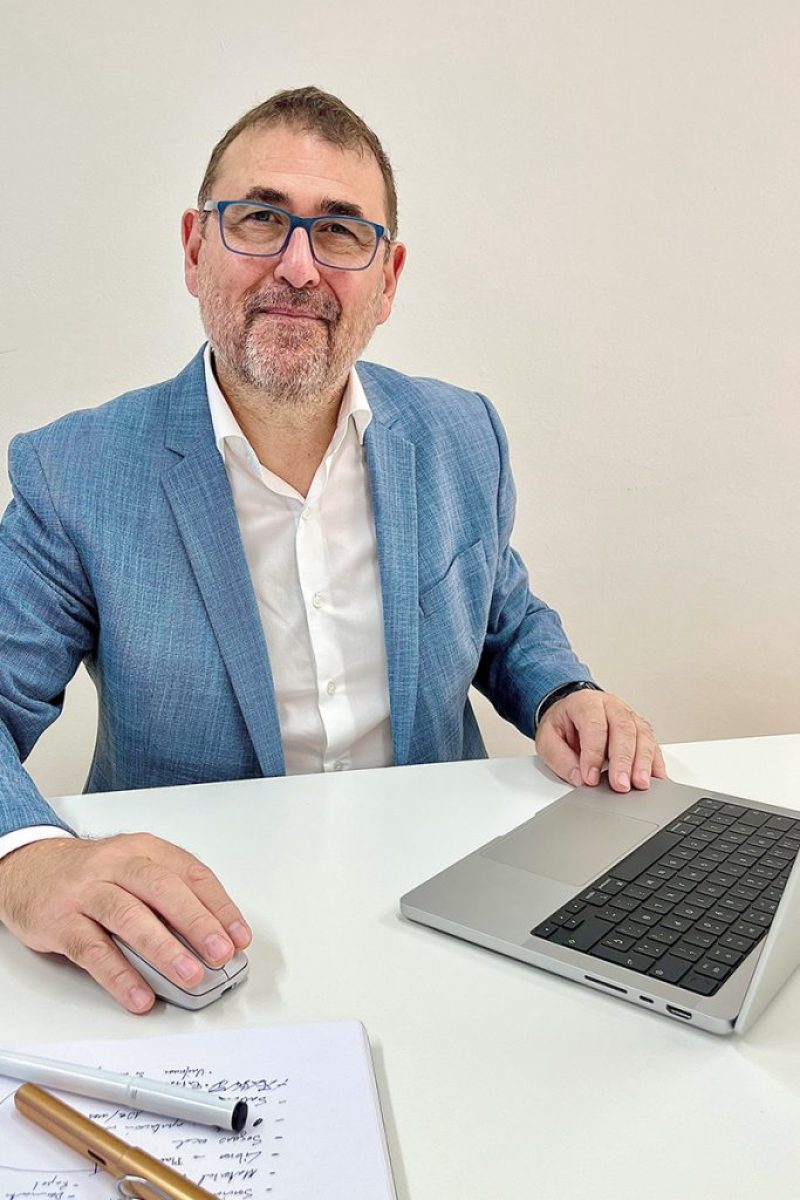 Xerando sinerxias mediante un liderazgo inspirador e estratexias innovadoras, implementando a optimización de procesos e fortalecendo relacións que guíen ós equipos cara a excelencia e o crecemento sostible.