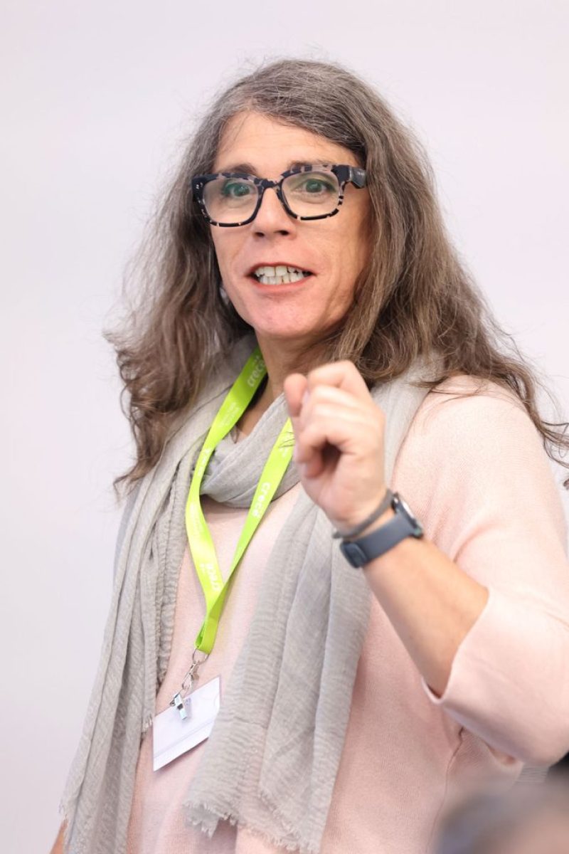 Namorada da educación, co convencemento de que é o camiño para facer libres ás persoas e construír unha sociedade máis xusta e solidaria. Comprometida cos equipos para acompañalos de principio a fin.