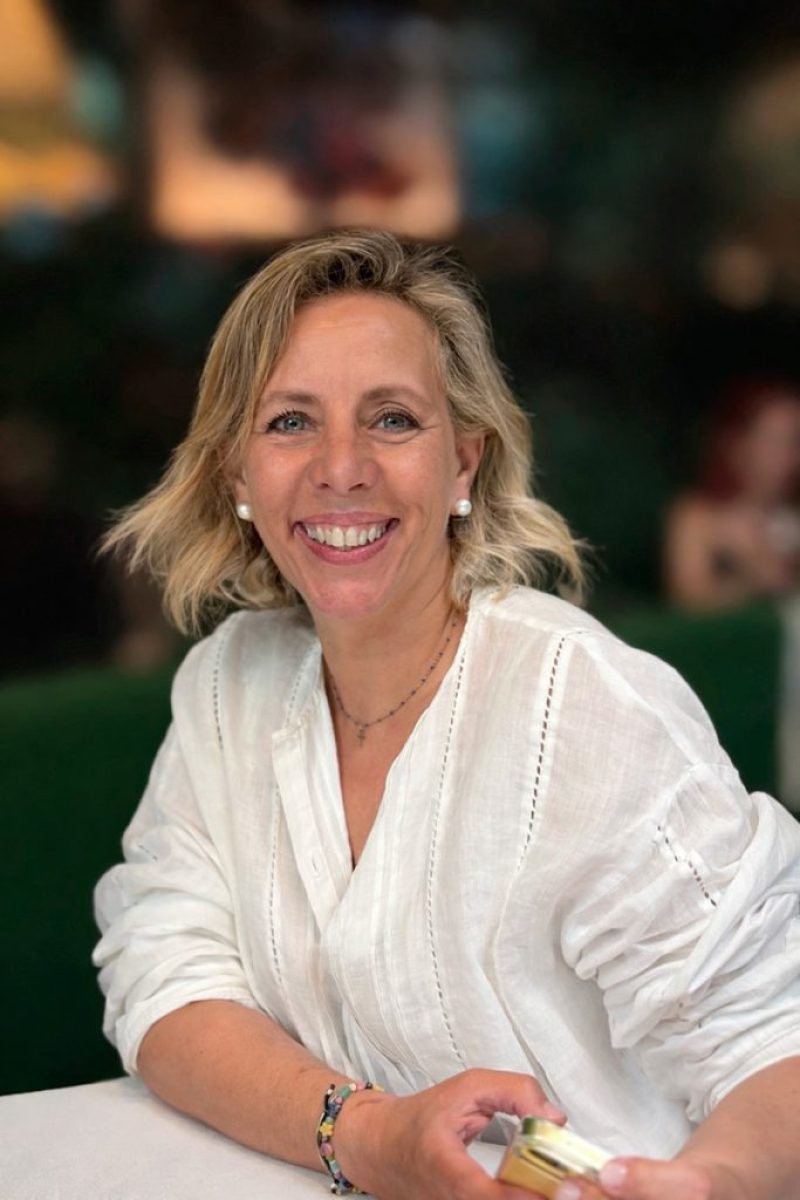 Apaixonada por integrar emocións, creatividade e comunicación na aprendizaxe, axudando a que o profesorado sexa a engrenaxe que fortalece os equipos e os motiva a crecer.